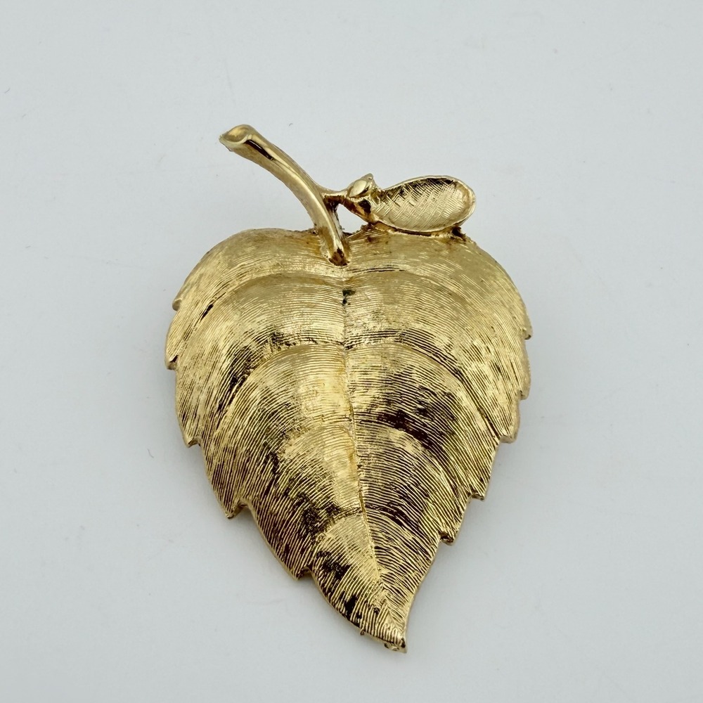 Avon Leaf Brooch Gold-tone Excellent Vintage Textured Nature Pin Accessory